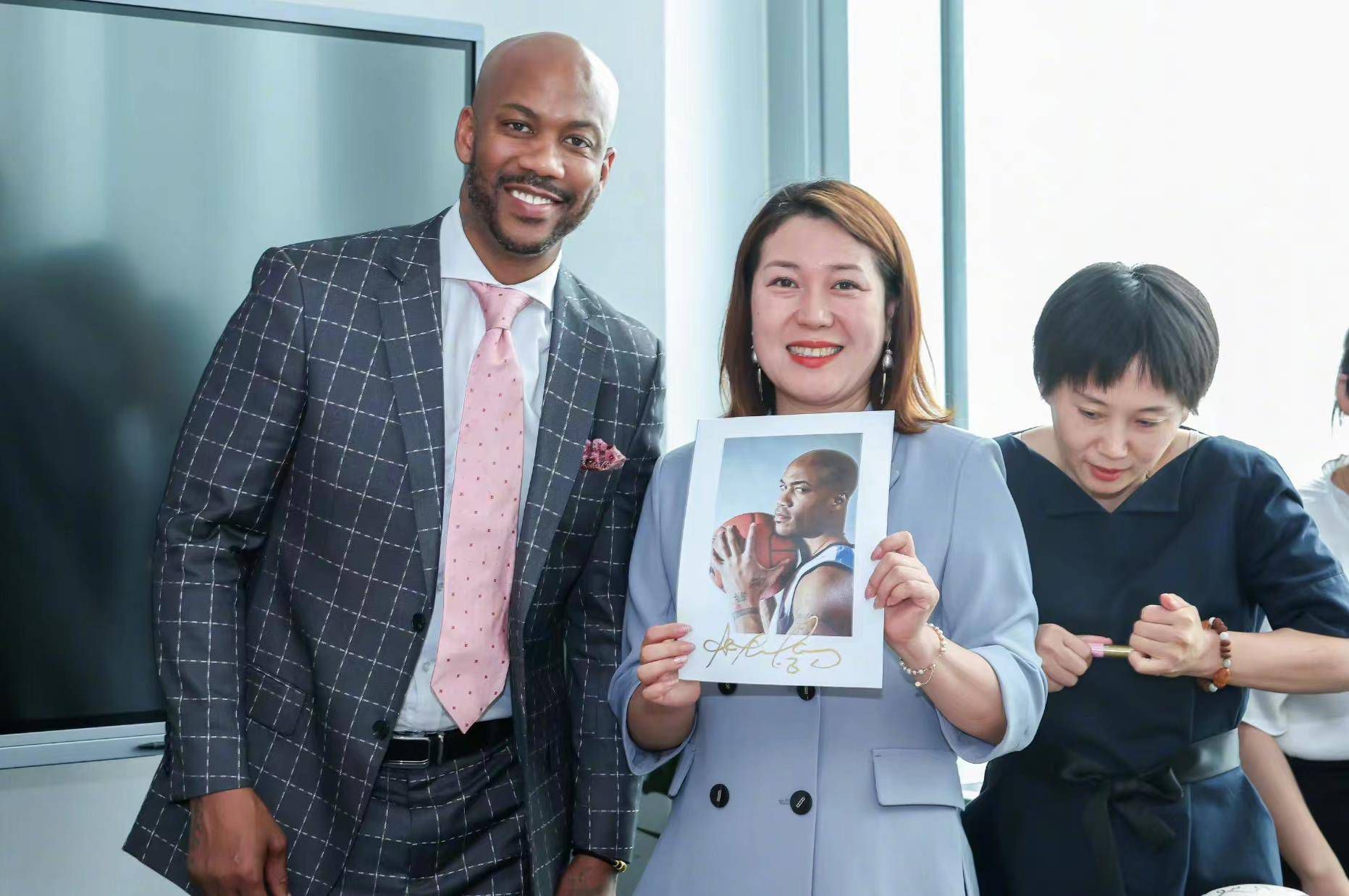 不同与;八爷俊美霸气的古装扮相，郑嘉颖这次梳起利落的;大背头精英范儿十足